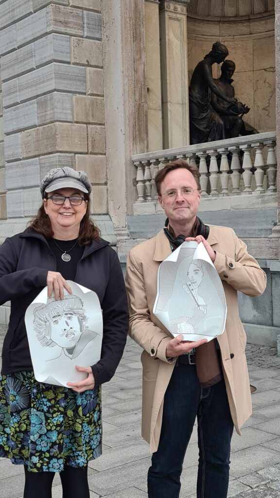 Anne Mondotter och Lars Carlén höll studiecirkel i konst för synskadade och blinda konstnärer.